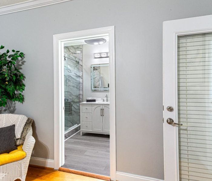 arranlakes-bathroom-entry-BJjrhBIe